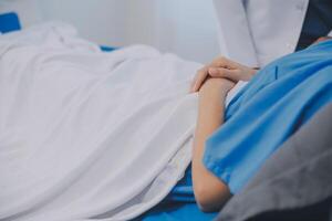 feliz Senior mulher visitando doutor, obtendo otimista notícia depois de médico checar, terapia. terapeuta segurando mão do velho paciente, dando ter esperança, apoiar, parabenizando em porcaria tratamento resultado foto