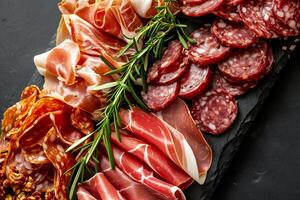 ai gerado fatiado salame, Jamon, prosciutto crudo ou jamon. carne prato com seleção foto