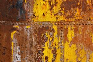belas enferrujado rebitado Folha metal com sobras do amarelo pintura textura e quadro completo fundo foto
