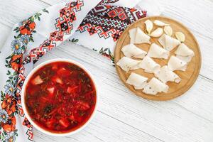 tradicional ucraniano prato borscht com banha foto