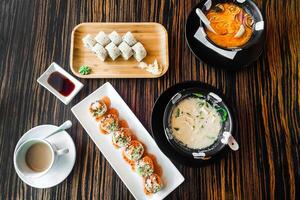 tailandês sopa tom kha gai com rolos, almoço dentro uma restaurante. foto