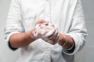 mãos lavar procedimento, limpeza mãos com Sabonete a partir de vírus e contaminação. lavar mãos antes jantar foto