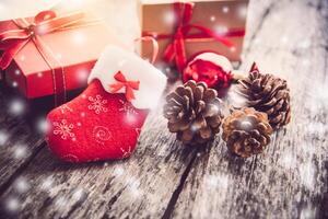 decorações para Natal celebrações estão colocada em de madeira pavimentos foto