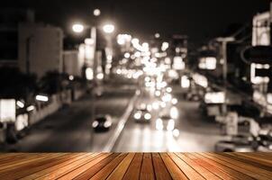 de madeira prancha e borrão carros tráfego em urbano rua tom vintage foto