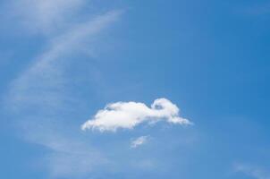 nuvens dentro a céu alvorecer legal refrescante atmosfera. foto