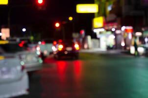 borrão carros tráfego em urbano rua foto