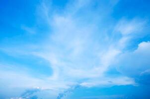 nuvens no céu azul foto