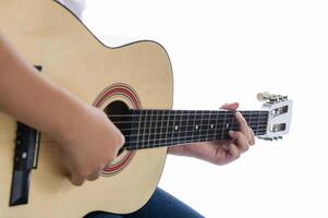 menina jogando guitarra - foco mão. foto