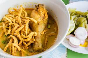 macarrão com frango dentro Curry sopa tailandês Comida foto