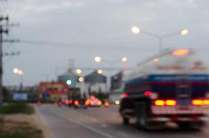 borrão carros tráfego em urbano rua foto