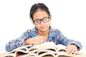 ásia menina lendo livro com estudando para teste - Educação e escola conceito foto