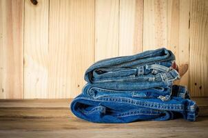 viagem acessórios jeans em de madeira backgrond foto