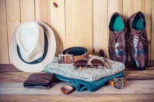 roupas para homens em a de madeira chão foto