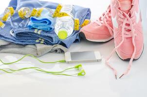 roupas acessórios para a ginástica em branco fundo foto