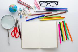 escola suprimentos colocada em uma branco fundo conceito pronto para escola. foto