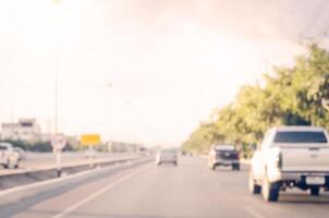 borrão carro em a estrada foto