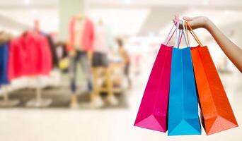 mulher com compras bolsas dentro compras Shopping foto