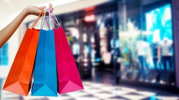 mulher com compras bolsas dentro compras Shopping foto