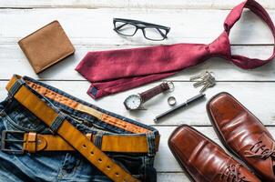 roupas e acessórios para homens em a de madeira chão foto