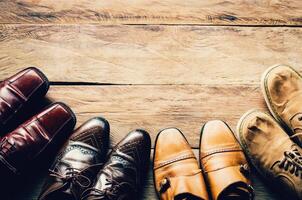 sapatos para homens vários estilos em uma de madeira chão - estilos de vida. foto