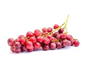 uvas vermelhas em fundo branco foto