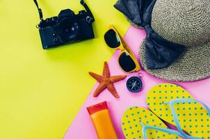 roupas acessórios para verão em multicolorido papel chão - conceito estilo de vida foto