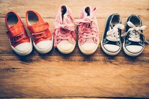 sapatos para crianças em de madeira chão - estilo de vida foto