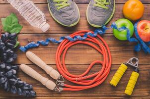 ginástica conceito com exercício equipamento em de madeira fundo. foto