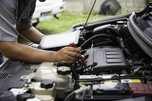 profissional mecânico verificação carro motor procurar para dados com tábua foto