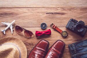 viagem roupas acessórios para homens em de madeira chão foto