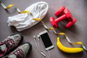 ginástica conceito com exercício equipamento em de madeira fundo. foto