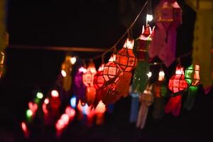 lanternas para ambos tailandês e chinês felicidade festivais foto