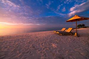 romântico de praia cenário, verão período de férias ou lua de mel fundo. viagem aventura pôr do sol panorama do tropical ilha de praia. foto