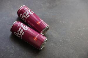 Kyiv, Ucrânia - 4 poderia, 2023 coca Cola suave bebidas marca lata latas com cereja sabor foto