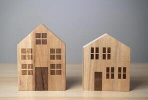 dois casas. de madeira figuras. comprando e vendendo. habitação opções. edifícios e a infraestrutura. foto