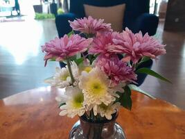 foto do flores dentro uma vaso. perfeito para revistas, jornais e tablóides.