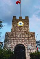 cênico Visão do uma turco bandeira em a velho torre foto