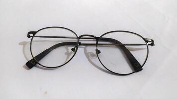 uma par do óculos fotografado em uma branco fundo foto