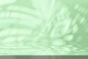 reboco mesa com Palmeiras sombra em verde concreto parede textura fundo, adequado para produtos apresentação pano de fundo, mostrar, e zombar acima. foto