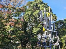 estrada de ferro sinal pólo dentro Japão. foto