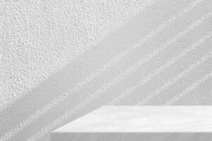 loft concreto mesa com branco reboco parede textura fundo com luz viga e sombra, adequado para produtos apresentação pano de fundo, mostrar, e zombar acima. foto