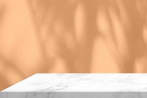 mesa de mármore branco com sombra de árvore no fundo de textura de parede de concreto na cor ouro rosa, adequado para pano de fundo de apresentação do produto, exibição e simulação. foto