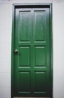 verde porta de madeira transe para casa. foto