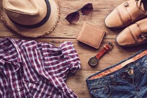 roupas para homens em a de madeira chão foto