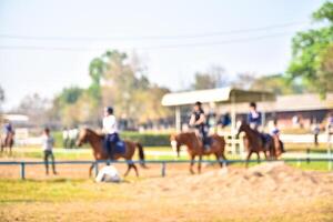 borrado imagens do pessoas equitação cavalos em a prática campo foto