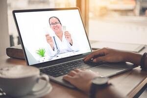 a pacientes ponto de vista consultar com a médico através da social meios de comunicação tal Como computador portátil, Smartphone, quase. a trabalhos para casa conceito do médicos e pacientes. foto