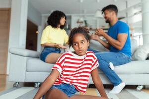 chateado criança filha sente triste do pais brigando brigando olhando às Câmera, triste pequeno misturado raça menina frustrado com mãe e Papai discutindo sobre criança custódia, família conflitos foto