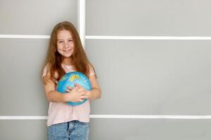 fofa alegre menina segurando uma globo dentro dela mãos cópia de espaço foto