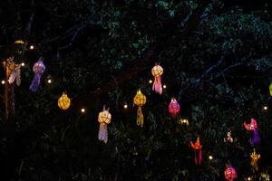 lanternas para ambos tailandês e chinês felicidade festivais foto