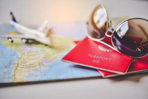 Passaporte colocada em a mapa conceito turismo planejamento e equipamento necessário para a viagem foto